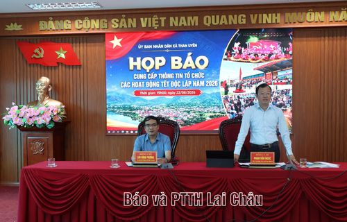 Đồng chí Phan Văn Ngọc - Chủ tịch UBND xã Than Uyên thông tin các hoạt động Tết Độc lập năm 2026 tại buổi họp báo.