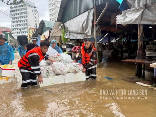 Lực lượng công an tỉnh hỗ trợ người dân di dời tài sản tại khu vực chợ Giếng Vuông