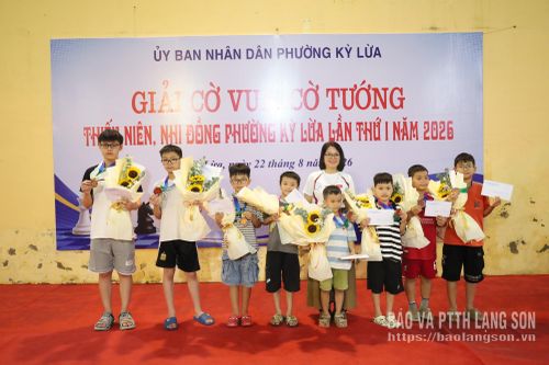 Đại diện Ban Tổ chức trao giải Ba cho VĐV các nhóm tuổi môn cờ vua