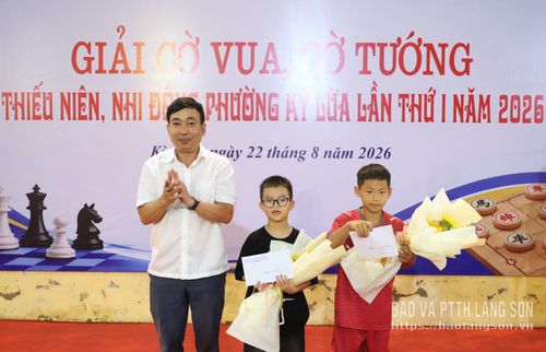 Đại diện Ban Tổ chức trao giải chuyên đề VĐV triển vọng môn cờ vua