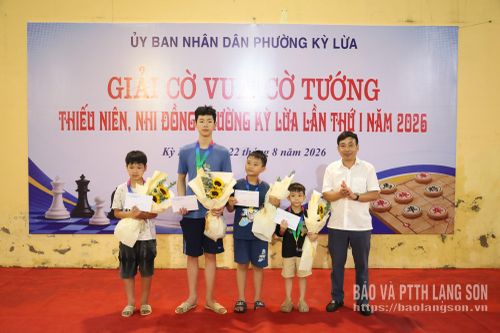 Đại diện Ban Tổ chức trao giải Nhì cho các VĐV xuất sắc nhất các nhóm tuổi môn cờ vua