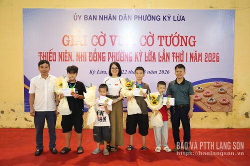 Đại diện Ban Tổ chức trao giải Nhất cho các VĐV xuất sắc trong các nhóm tuổi môn cờ vua