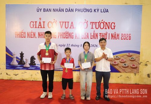 Đại diện Ban Tổ chức trao giải Nhất cho các VĐV xuất sắc trong các nhóm tuổi môn cờ tướng