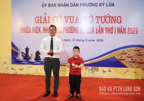 Đại diện Ban Tổ chức trao giải chuyên đề VĐV nhỏ tuổi nhất thi đấu môn cờ tướng