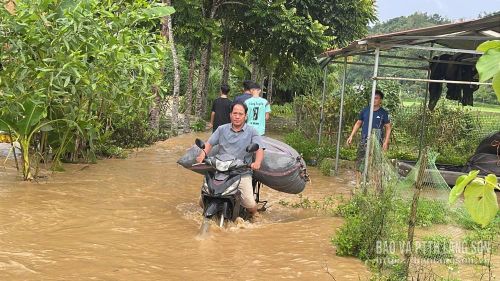 Người dân xã Thất Khê di chuyển tài sản ra khỏi vùng ngập lụt