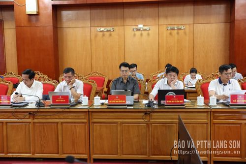 Lãnh đạo các cơ quan, đơn vị tham dự cuộc họp tại điểm cầu UBND tỉnh