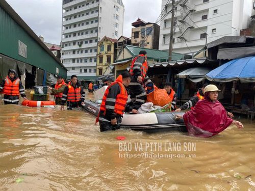 Lực lượng công an tỉnh hỗ trợ người dân di dời hàng hóa, tài sản tại chợ Giếng Vuông