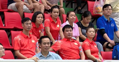 Các cổ động viên nhiệt tình cổ vũ vận động viên tham gia thi đấu.