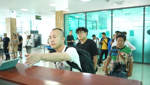 Trạm Biên phòng Cửa khẩu quốc tế Lào Cai tăng cường cán bộ làm thủ tục, hạn chế thời gian chờ của hành khách trong cao điểm nghỉ lễ.