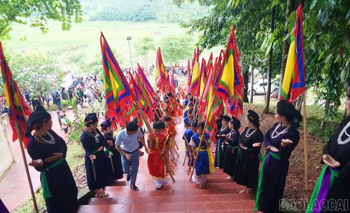 Nghi lễ rước kiệu, dâng lễ lên nội tự đền Long Khánh.