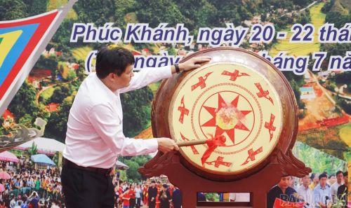Đánh trống khai hội.