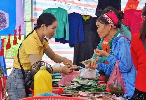 Các gian hàng trưng bày đặc sản của người dân trong vùng.