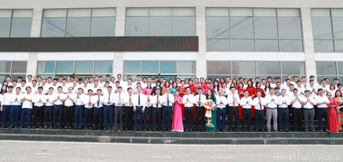 Các đồng chí lãnh đạo và đại biểu chụp ảnh lưu niệm tại hội nghị.