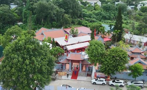 Quang cảnh đền Cấm, phường Lào Cai nhìn từ trên cao.