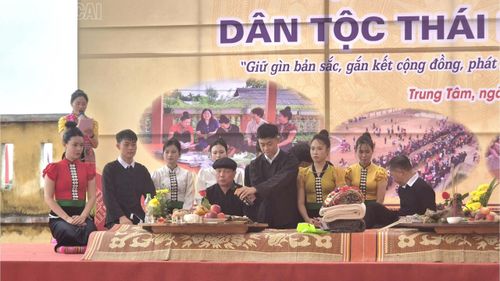 Tái hiện lễ cúng thần linh.