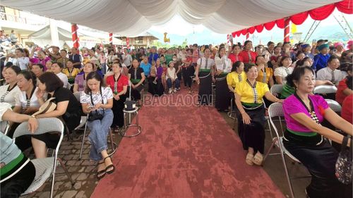 Nhân dân có mặt từ sớm tham dự lễ hội.