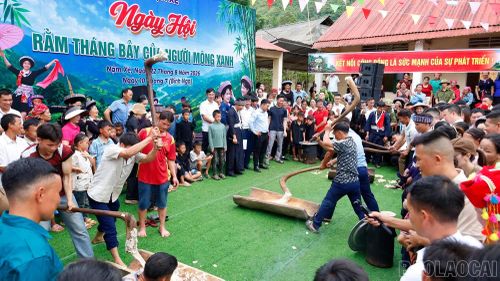 Các đội tham gia thi giã bánh giày.
