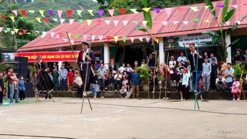 Các đội tham gia thi đi cà kheo.