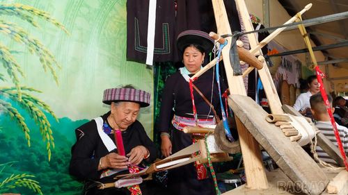 Tái hiện không gian lưu giữ nghề truyền thống của người Mông xanh.