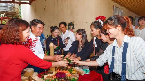 Thi và giao lưu ẩm thực với người dân xã Nậm Xé.