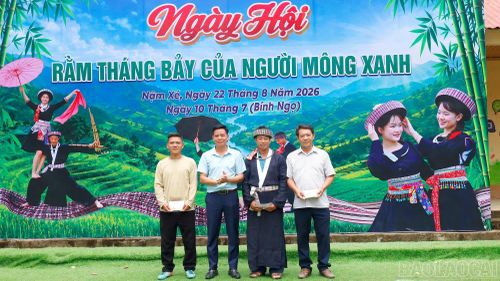 Ban Tổ chức trao giải cho các đội thi.
