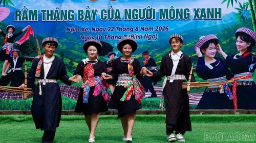 Biểu diễn trang phục truyền thống của người Mông xanh.