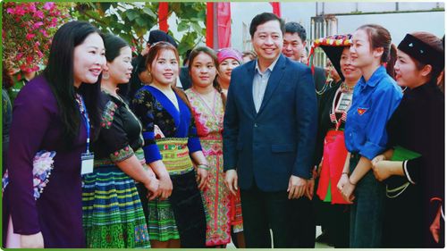 Bí thư Tỉnh ủy Dương Quốc Huy trò chuyện với cử tri thôn Đồng Cát, xã Quy Mông trong ngày bầu cử đại biểu Quốc hội và đại biểu HĐND các cấp, ngày 15/3/2026.