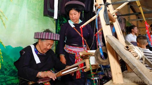 Bà Vàng Thị Mão, 77 tuổi (người đang dệt vải) là một trong những người già biết các công đoạn để làm nên một bộ trang phục truyền thống của người Mông xanh.