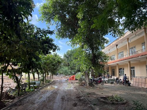 Tuyến đường dài 350 trong trường vẫn chưa được bê tông