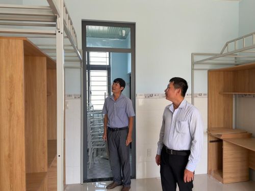 Ông Lương Đào Quốc Dũng, Hiệu trưởng Trường Dân tộc nội trú tỉnh Lâm Đồng (bên trái) kiểm tra ký túc xá
