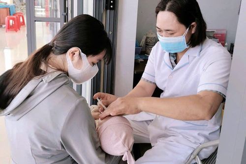 Cho trẻ uống vắc xin phòng bệnh tại Trạm Y tế xã Quảng Khê