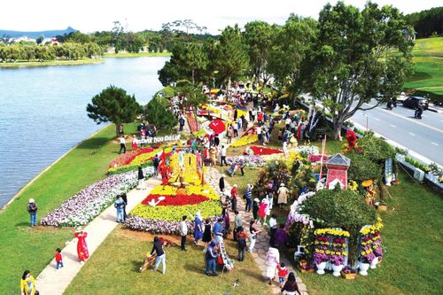 Du khách tham quan Festival Hoa Đà Lạt 2024