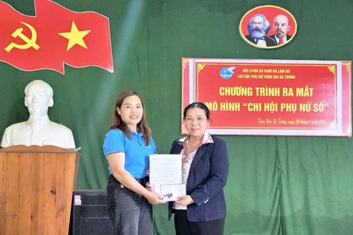 Hội Liên hiệp Phụ nữ xã Nam Hà Lâm Hà trao quyết định ra mắt mô hình "Chi hội phụ nữ số" tại thôn Hai Bà Trưng