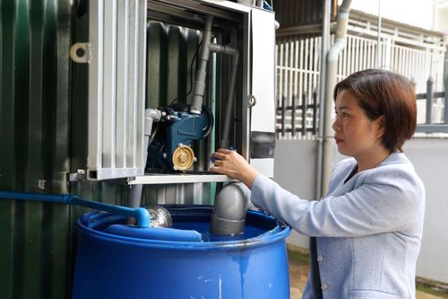 Chị Ngô Thị Hồng, phường Lang Biang - Đà Lạt đầu tư hệ thống máy móc hiện đại để hạn chế nhân công chăm sóc, nuôi cấy nấm tự động