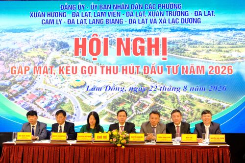 Đại diện lãnh đạo các phường trên địa bàn Đà Lạt và xã Lạc Dương chủ trì hội nghị