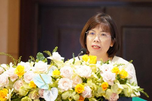 Bà Bùi Thị Kim Loan, Phó Giám đốc Ngân hàng Vietcombank Chi nhánh Lâm Đồng thông tin về chính sách vốn tín dụng ưu đãi cho các doanh nghiệp khi đến đầu tư trên địa bàn