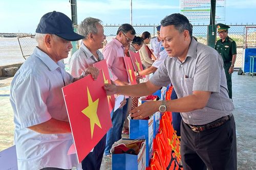 Ông Nguyễn Mậu Sâm, Phó Chủ tịch UBND phường Phước Hội trao quà đến ngư dân tại Cảng cá La Gi