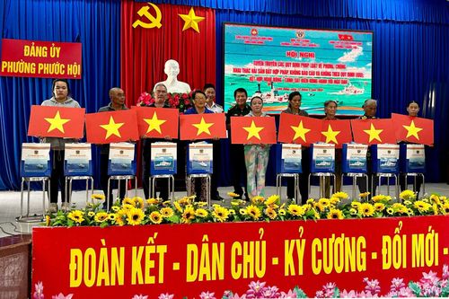 Ban tổ chức tặng quà cho các ngư dân có hoàn cảnh khó khăn trên địa bàn phường Phước Hội