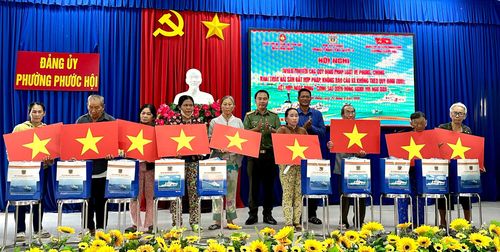 Ban tổ chức tặng quà cho các hộ ngư dân có hoàn cảnh khó khăn tại hội nghị