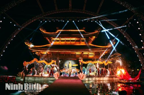 Sân khấu show thực cảnh “Anh hùng cờ lau - Đinh Bộ Lĩnh”.
