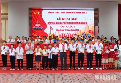 Lãnh đạo phường Đông A trao thưởng cho học sinh đạt thành tích xuất sắc trong học tập.