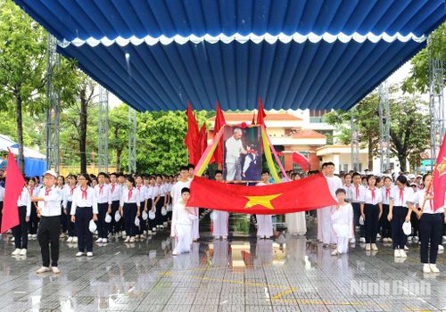 Học sinh thực hiện nghi lễ chào cờ tại chương trình khai mạc.