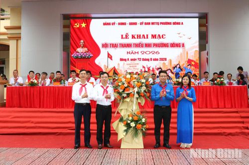 Đại diện Tỉnh Đoàn tặng hoa chúc mừng Ban tổ chức Hội trại.