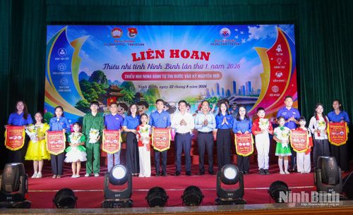 Lãnh đạo Tỉnh đoàn và các đại biểu trao Cờ lưu niệm cho các cụm thi đua tham gia.