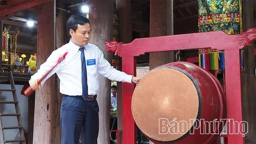 Lãnh đạo xã Đào Xá đánh trống khai hội.