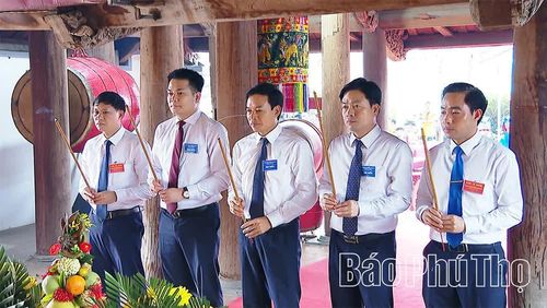 Lãnh đạo xã Đào Xá dâng hương tại Đền Đào Xá.