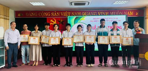 Hội đồng họ Lê tỉnh Quảng Trị trao bằng vinh danh cho các học sinh đạt giải Nhất, Nhì tại kỳ thi học sinh giỏi cấp tỉnh năm học 2025-2026 - Ảnh: K.H