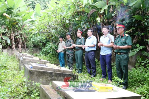 Tổ công tác và lãnh đạo xã Muổi Nọi thắp hương tại các phần mộ tại bản Phặng