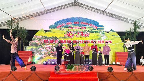 Trình diễn trang phục dân tộc tại lễ hội.
