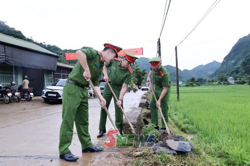 Công an xã Muổi Nọi tham gia trồng cây.
